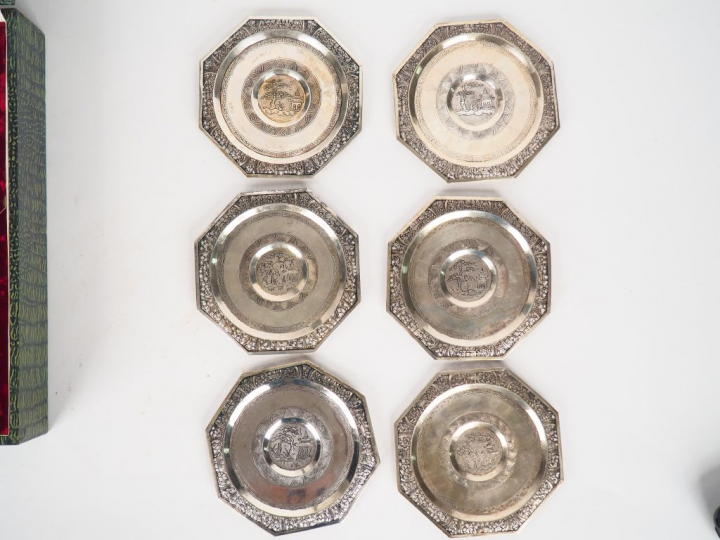 Coffret contenant six tasses en porcelaine, prise, monture et soucoupe