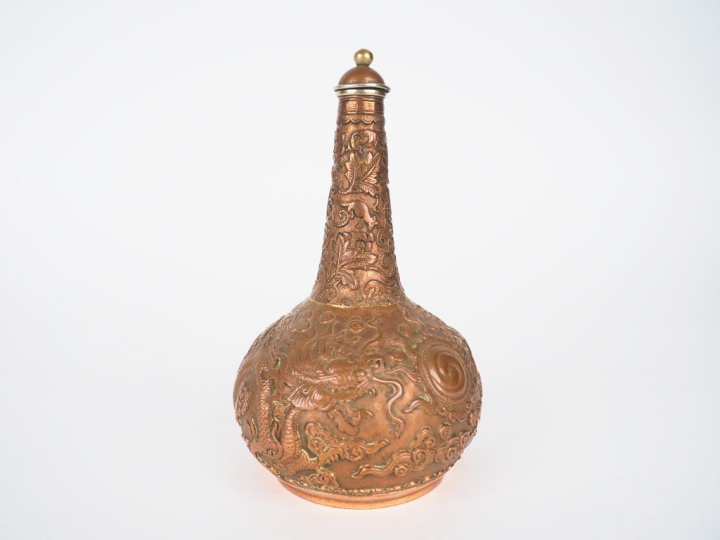 Vase pansu à long col "asperssoir" en cuivre, décor finement ciselé de