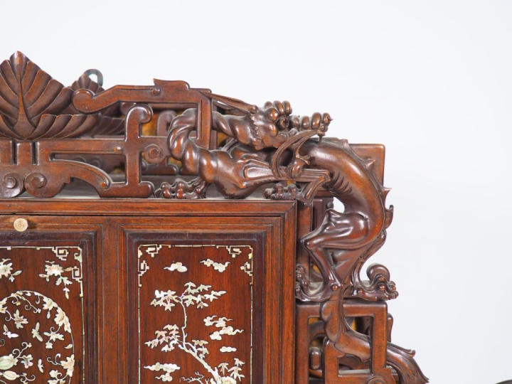 Meuble d'applique à étagères en bois de rose et marqueterie de nacre, 
