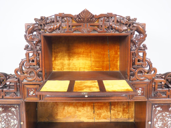 Meuble d'applique à étagères en bois de rose et marqueterie de nacre, 