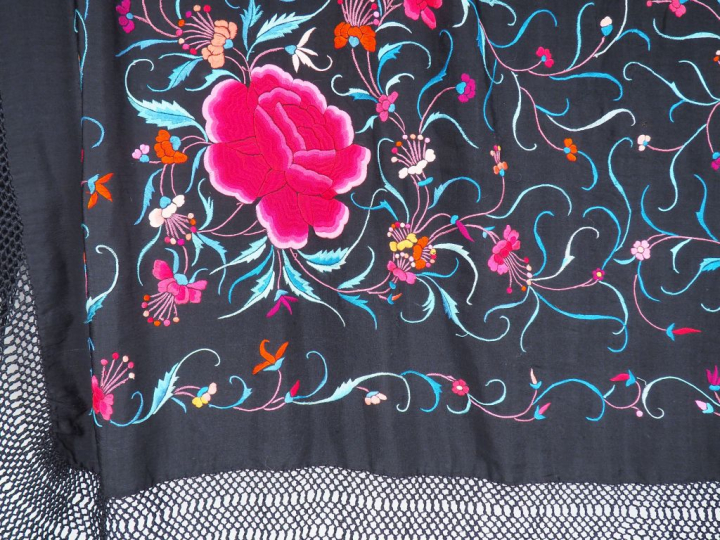 Châle brodé à décor de quatre pivoines et rinceaux polychromes sur fon