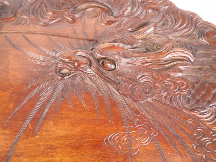 Grand plateau en bois naturel sculpté de dragons et de carpes émergean