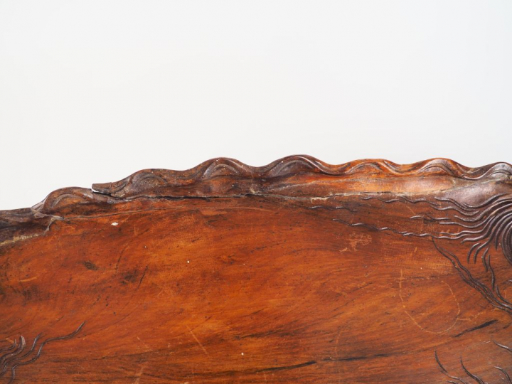Grand plateau en bois naturel sculpté de dragons et de carpes émergean