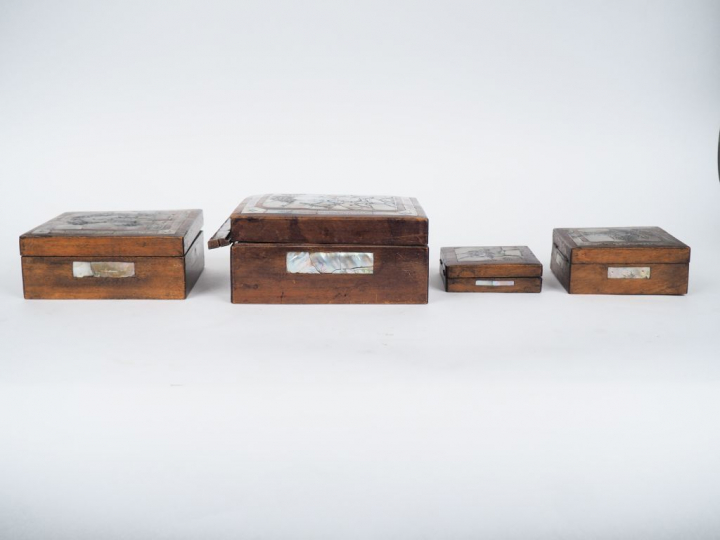 Ensemble de cinq boites en bois naturel et marqueterie de nacre, décor