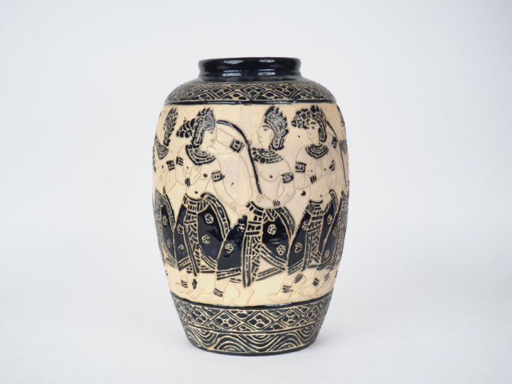 Grand vase en terre cuite vernissée de Bien Hoa décor en camaieu bleu 