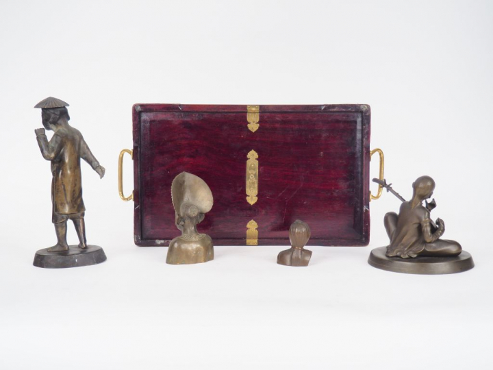 Ensemble de quatre bronzes représentant un musicien assis jouant d'un 