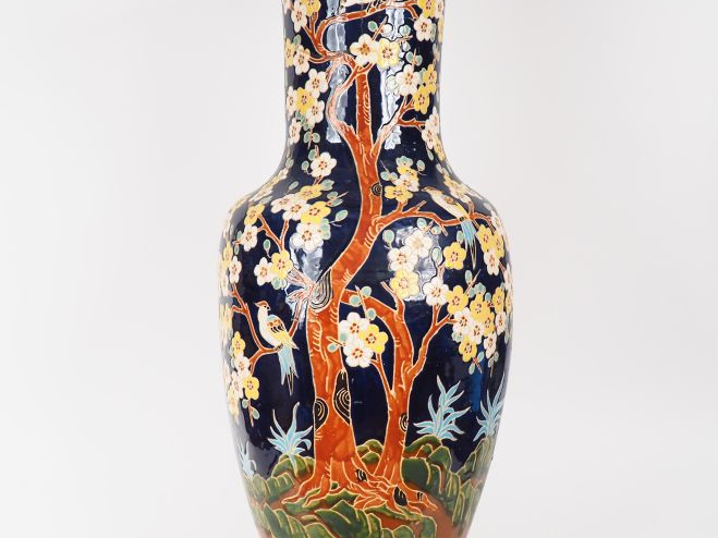 Grand vase balustre en céramique émaillée à décor polychrome d'oiseaux