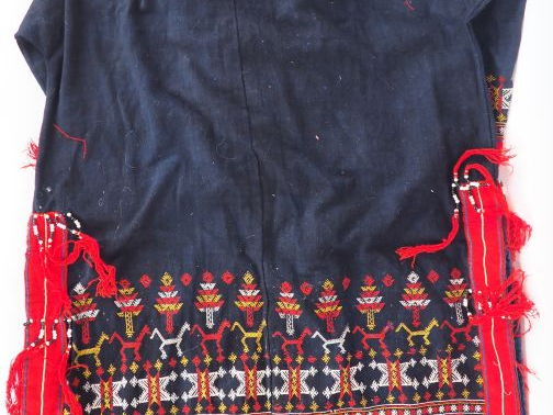 Manteau et tablier, ceinture en laine finement décorés de motifs géomé