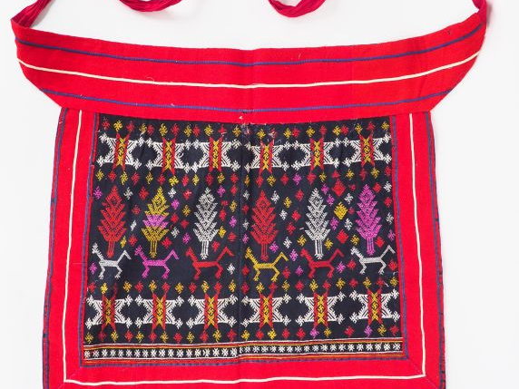 Manteau et tablier, ceinture en laine finement décorés de motifs géomé