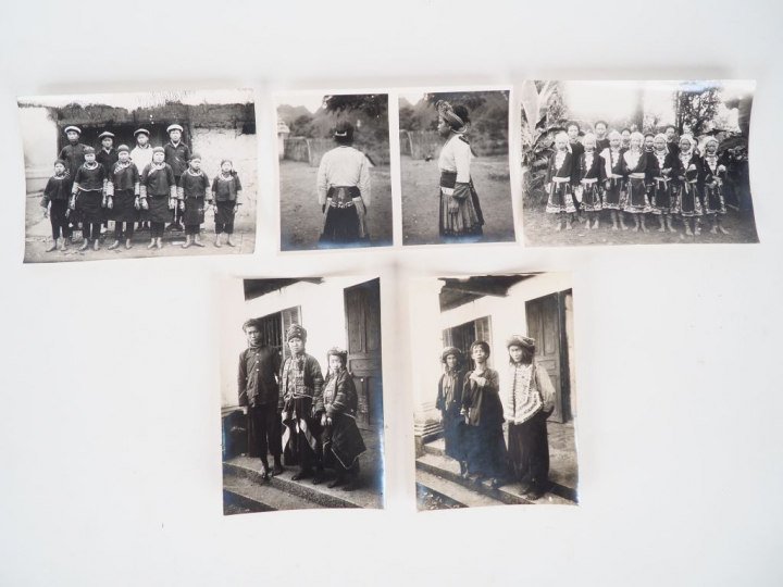 Ensemble de 10 photographies en noir et blanc légendées représentant d