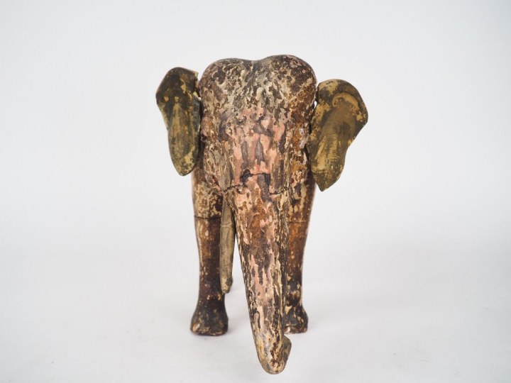 Inde, XIXe siècle, Eléphant en bois anciennement laqué. Dim. 32,5 x 23