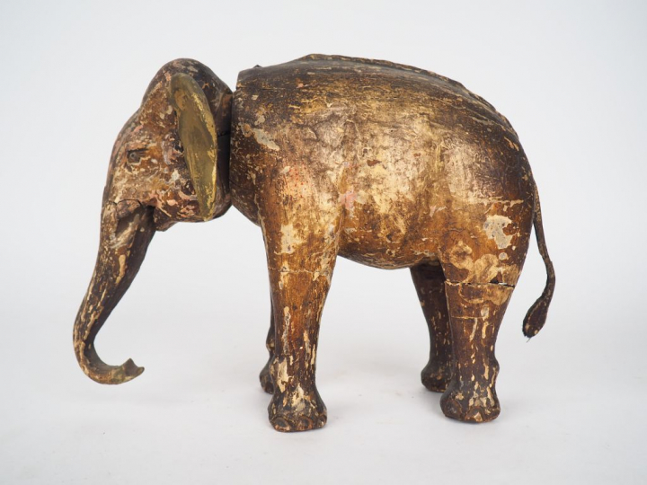 Inde, XIXe siècle, Eléphant en bois anciennement laqué. Dim. 32,5 x 23