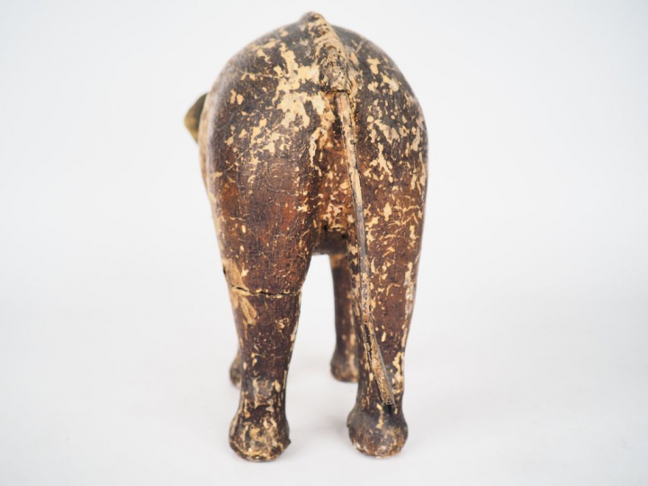 Inde, XIXe siècle, Eléphant en bois anciennement laqué. Dim. 32,5 x 23