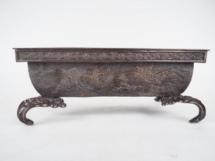 Japon, vers 1850, Bassin ou grand brule-parfum de forme rectangulaire 