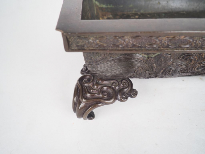 Japon, vers 1850, Bassin ou grand brule-parfum de forme rectangulaire 