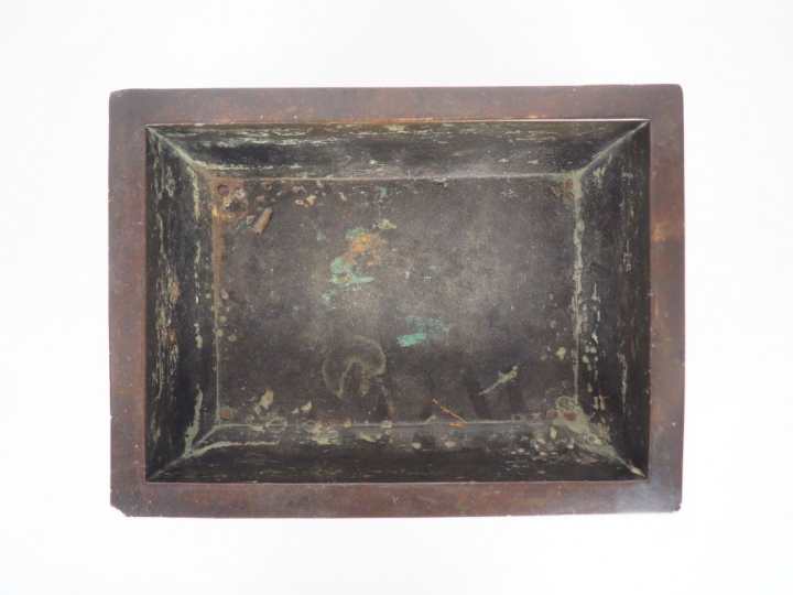 Japon, vers 1850, Bassin ou grand brule-parfum de forme rectangulaire 