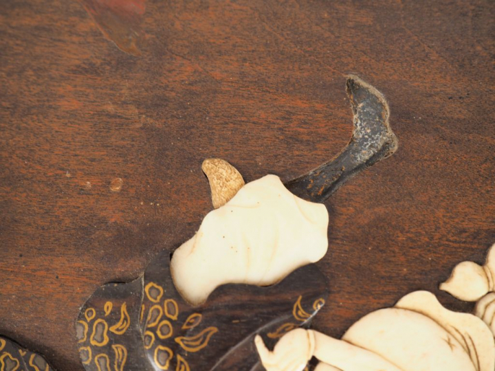 Panneau en bois décor appliqué en laque et os représentant un Ashinaga