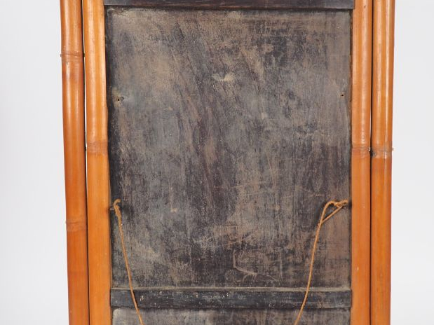 Panneau en bois décor appliqué en laque et os représentant un Ashinaga