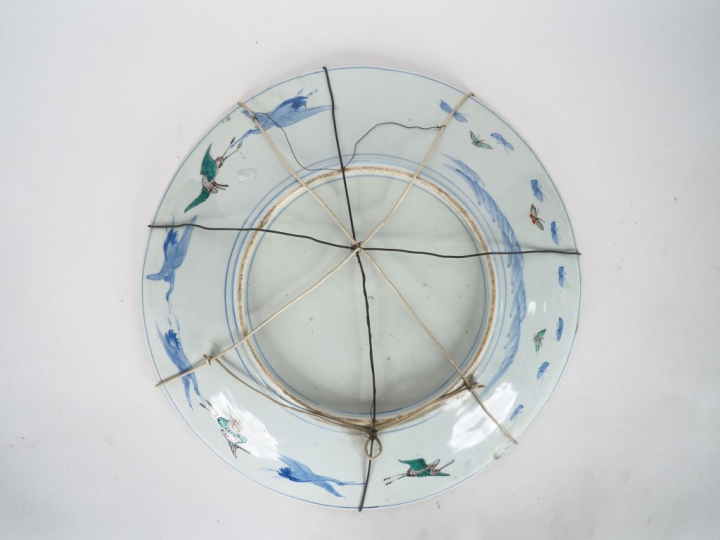 Grand plat en porcelaine d'Imari, décor d'émaux polychromes de guerrri