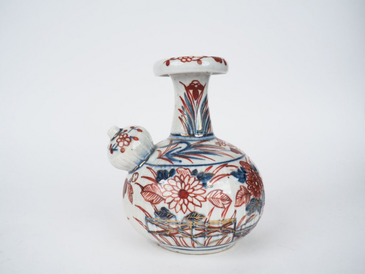 Verseuse Kendi en porcelaine d'Arita décor en bleu et rouge de pivoine