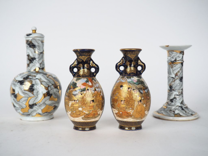 E,nsemble comprenant :  - une paire de vases en Satsuma à décor de per