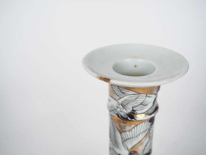 E,nsemble comprenant :  - une paire de vases en Satsuma à décor de per