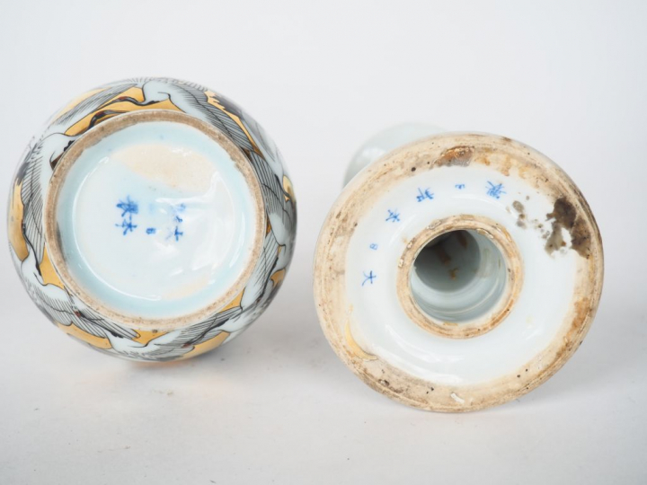 E,nsemble comprenant :  - une paire de vases en Satsuma à décor de per