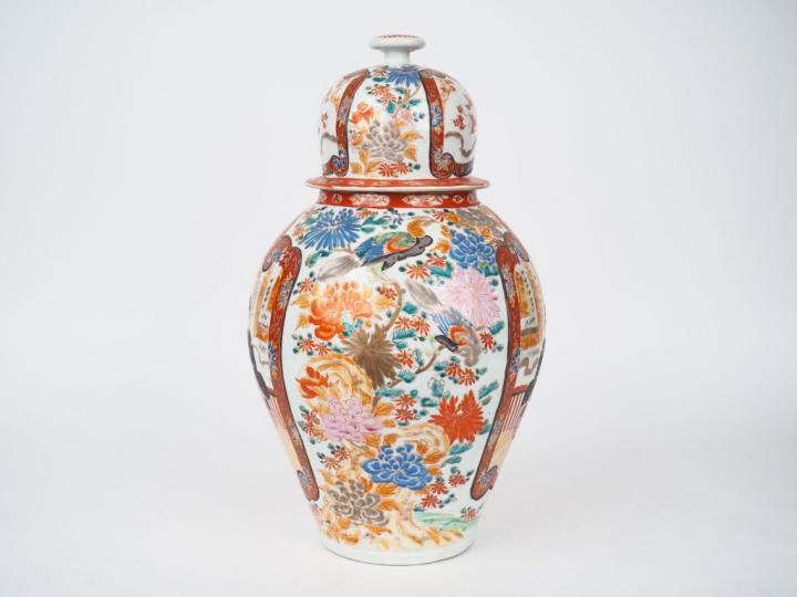 Potiche couverte en porcelaine d'Imari à décor polychrome, de personna