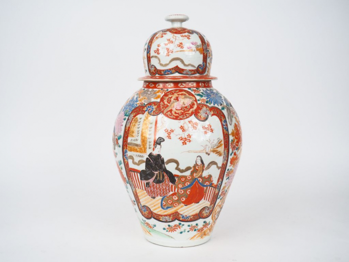 Potiche couverte en porcelaine d'Imari à décor polychrome, de personna