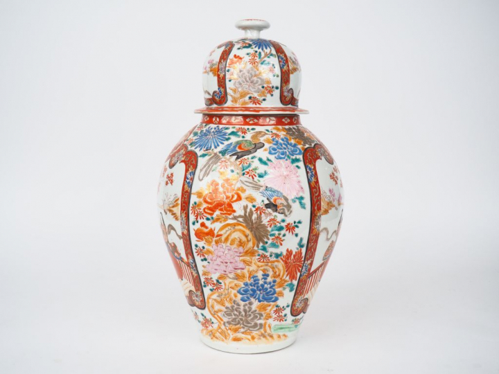 Potiche couverte en porcelaine d'Imari à décor polychrome, de personna