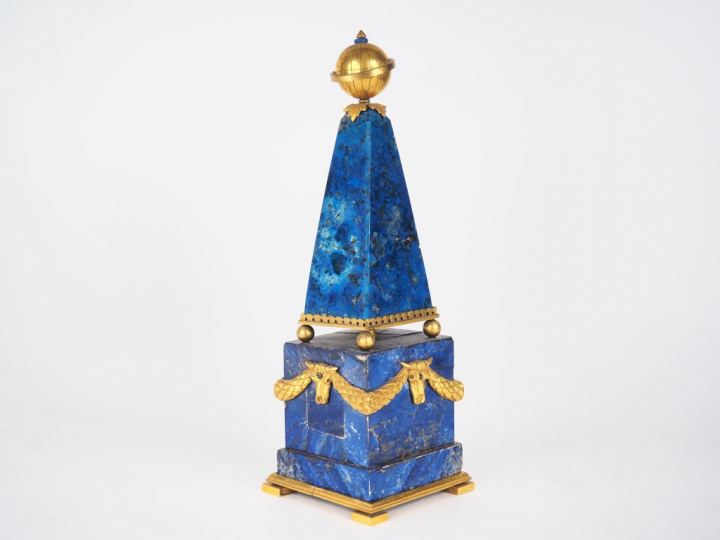 Obélisque de style Louis XVI en bronze doré et lapis-lazuli à décor de