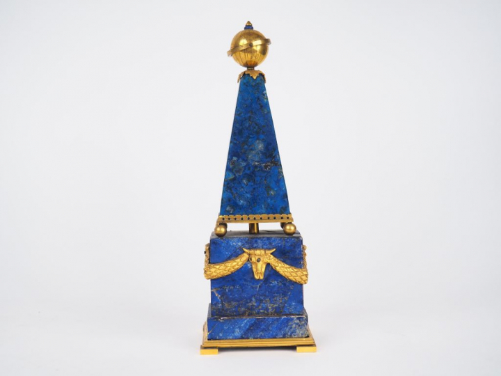 Obélisque de style Louis XVI en bronze doré et lapis-lazuli à décor de
