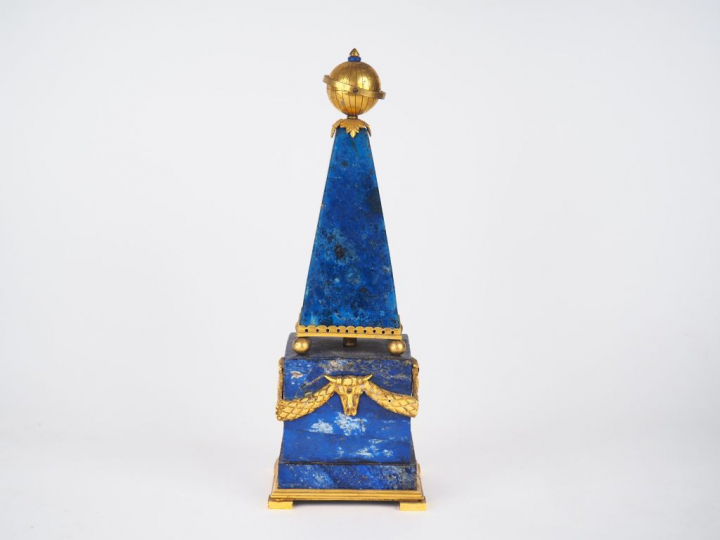 Obélisque de style Louis XVI en bronze doré et lapis-lazuli à décor de