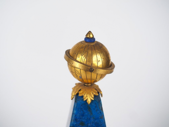 Obélisque de style Louis XVI en bronze doré et lapis-lazuli à décor de