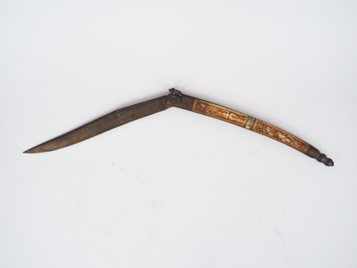 Grand couteau XIXème espagnole style Navaja en acier et corne gravée. 