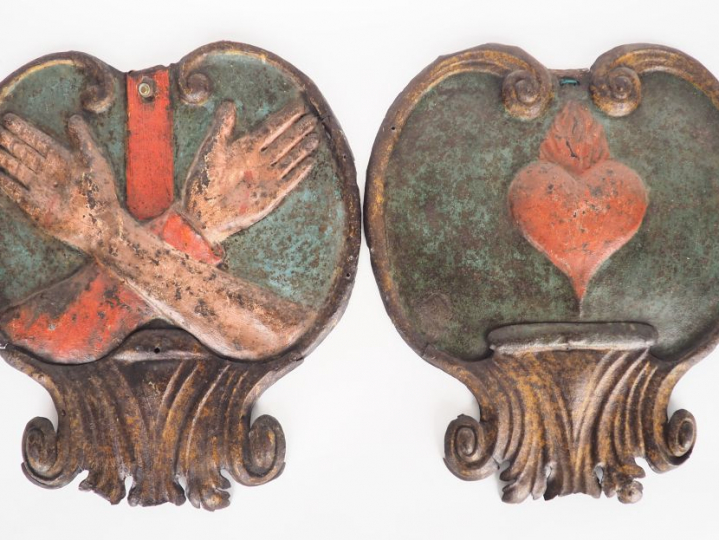 Paire de plaques XVIIIème en tôle polychrome repoussée, l'une à décor 