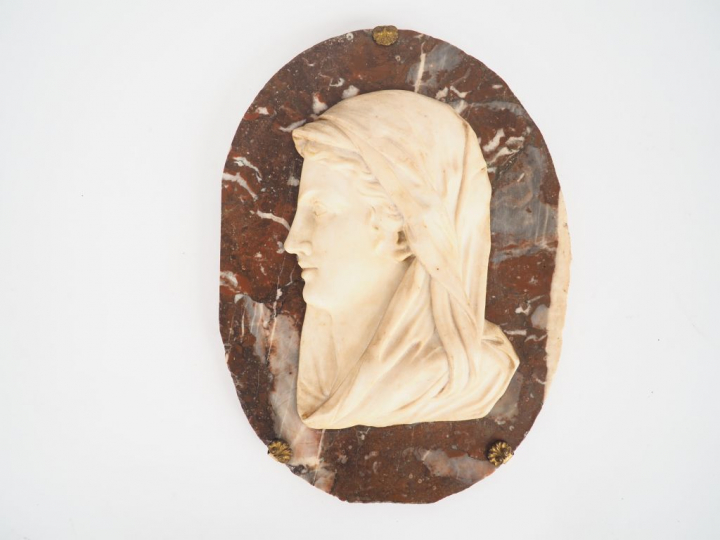 Ecole française XIXème. Plaque en marbre bicolore figurant un profil d