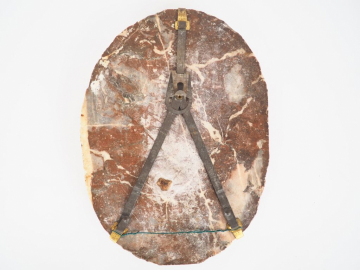 Ecole française XIXème. Plaque en marbre bicolore figurant un profil d
