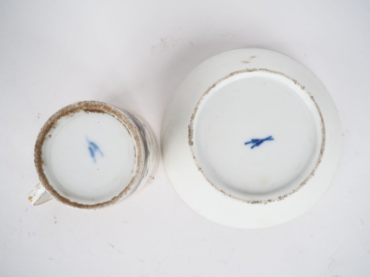 Tasse et sous tasse XIXème en porcelaine de Saxe, décor en grisaille d