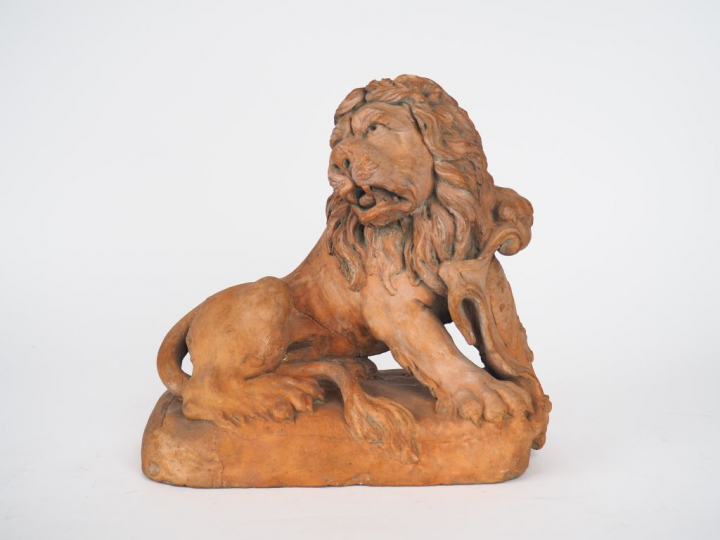 Sculpture XVIIIème en terre cuite.  "Lion héraldique". Dim. 25 x 25 x 