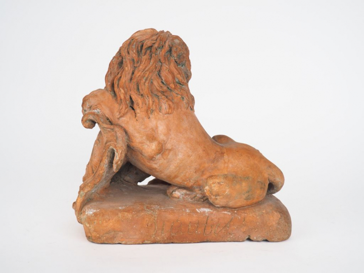 Sculpture XVIIIème en terre cuite.  "Lion héraldique". Dim. 25 x 25 x 