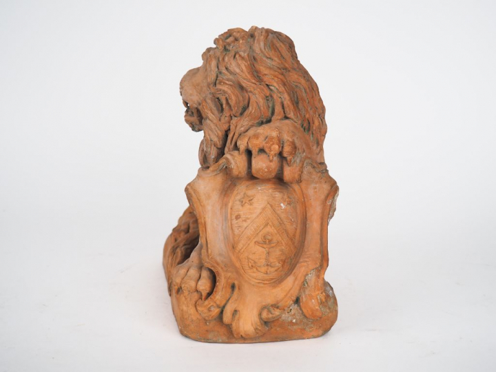 Sculpture XVIIIème en terre cuite.  "Lion héraldique". Dim. 25 x 25 x 