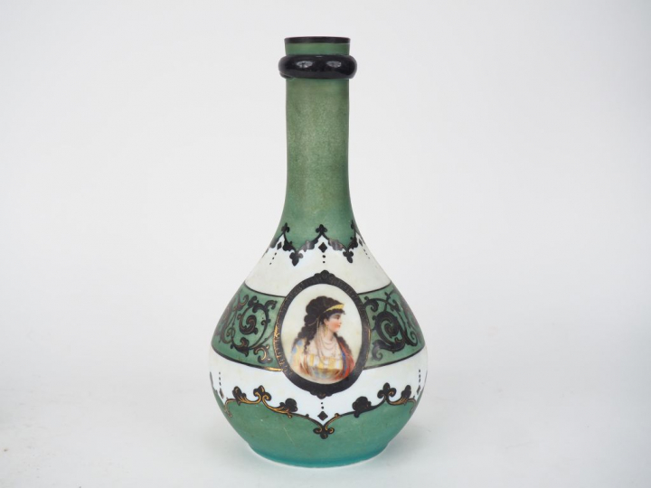 Vase Napoléon III de style étrusque en opaline, à décor d'une jeune or