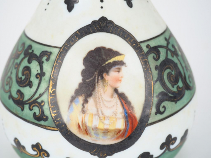 Vase Napoléon III de style étrusque en opaline, à décor d'une jeune or