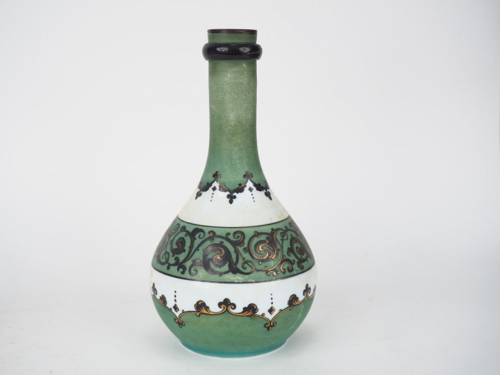 Vase Napoléon III de style étrusque en opaline, à décor d'une jeune or