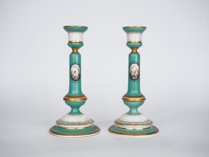 Paire de bougeoirs Napoléon III en porcelaine polychrome à décor de pa