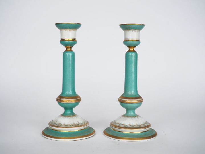 Paire de bougeoirs Napoléon III en porcelaine polychrome à décor de pa