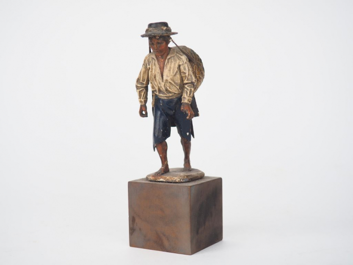Sujet italien XIXème en bois sculpté polychrome "jeune colporteur". H.