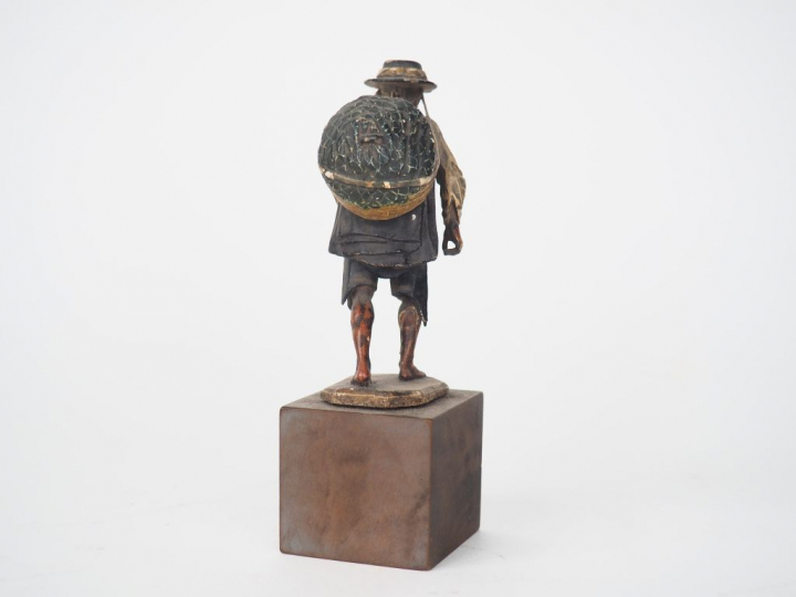 Sujet italien XIXème en bois sculpté polychrome "jeune colporteur". H.