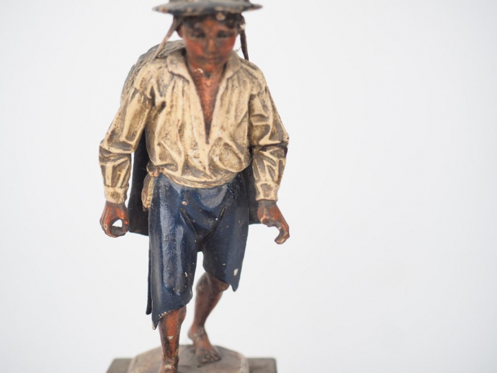 Sujet italien XIXème en bois sculpté polychrome "jeune colporteur". H.